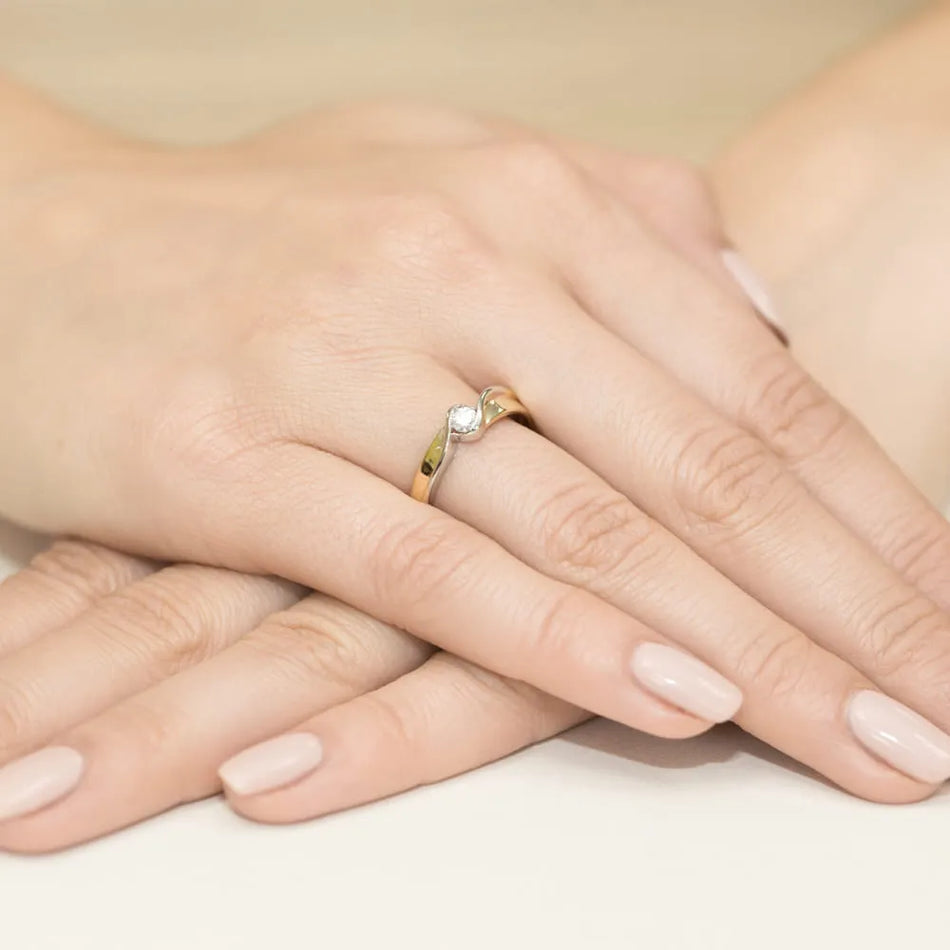 Zlatý prsteň s 0,15 ct laboratórnym diamantom