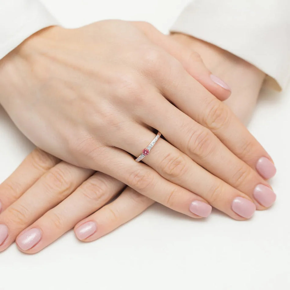 Zlatý prsteň s topásom 0,15 ct a diamantmi 0,05 ct