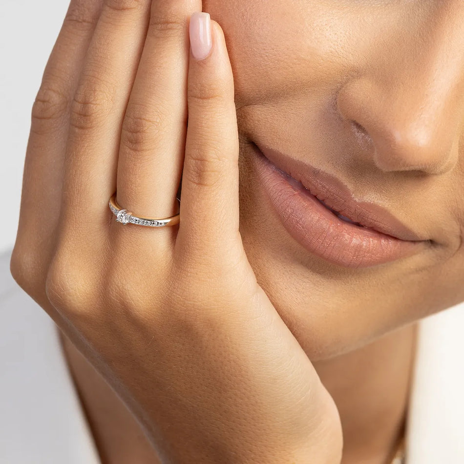 Zlatý prsteň s 0,08 ct laboratórnymi a 0,05 ct laboratórnymi diamantmi