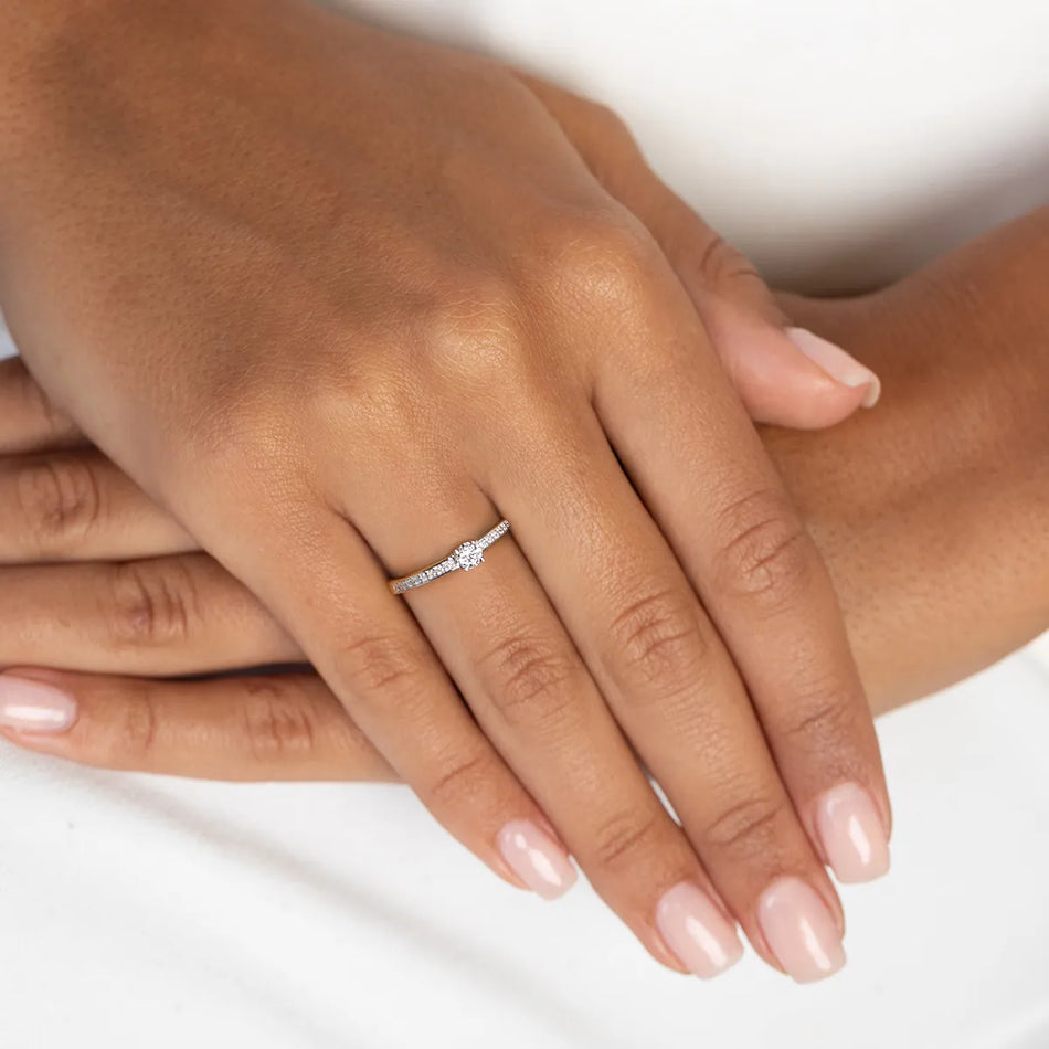 Zlatý prsteň s 0,20 ct laboratórnymi a 0,08 ct laboratórnymi diamantmi