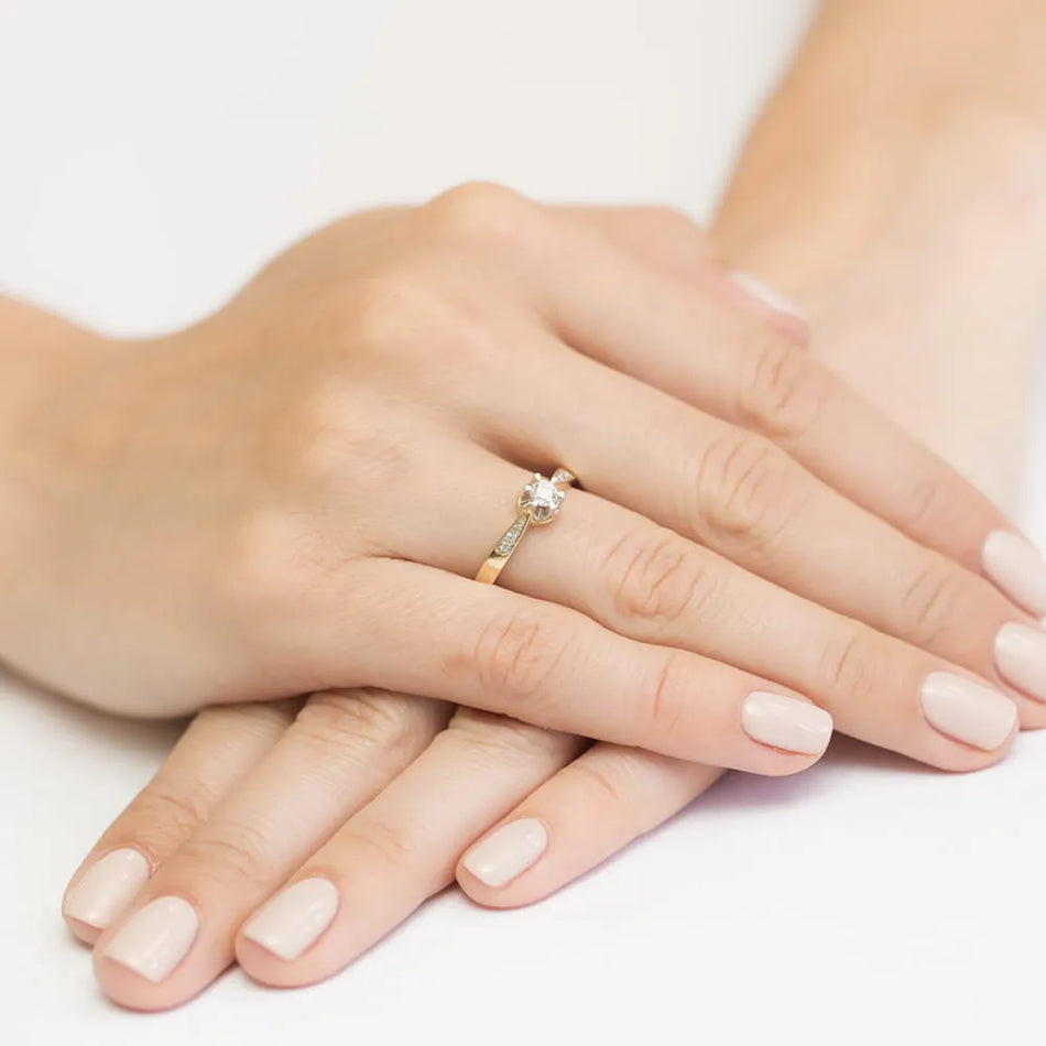 Zlatý prsteň s 0,20 ct a 0,052 ct laboratórnymi diamantmi