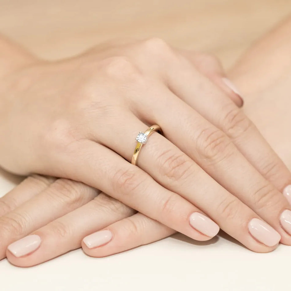 Zlatý prsteň s 0,25 ct laboratórnym diamantom