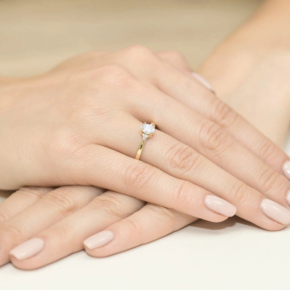 Zlatý prsteň s 0,40 ct a 0,052 ct laboratórnymi diamantmi