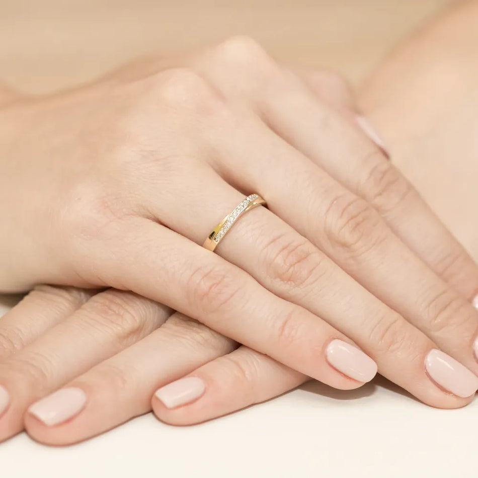 Zlatý prsteň s diamantmi 0,065 ct