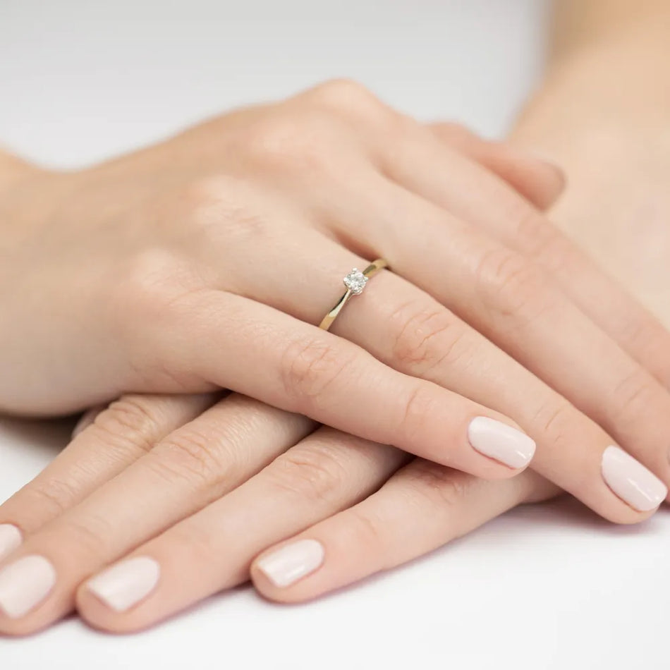 Zlatý prsteň s diamantom 0,15 ct