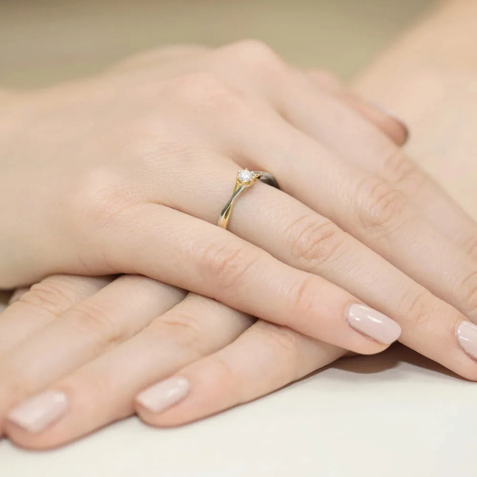 Zlatý prsteň s diamantom 0,12 ct