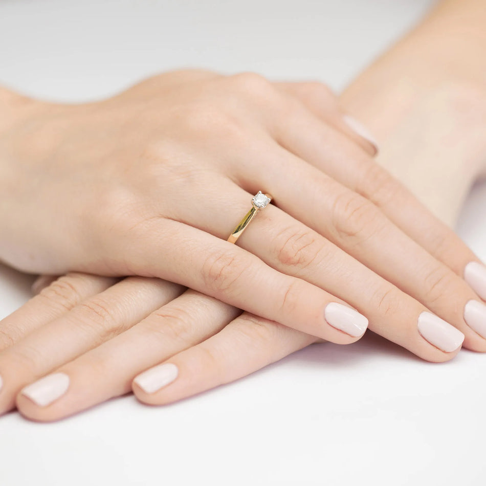 Zlatý prsteň s 0,25 ct a 0,05 ct laboratórnymi diamantmi