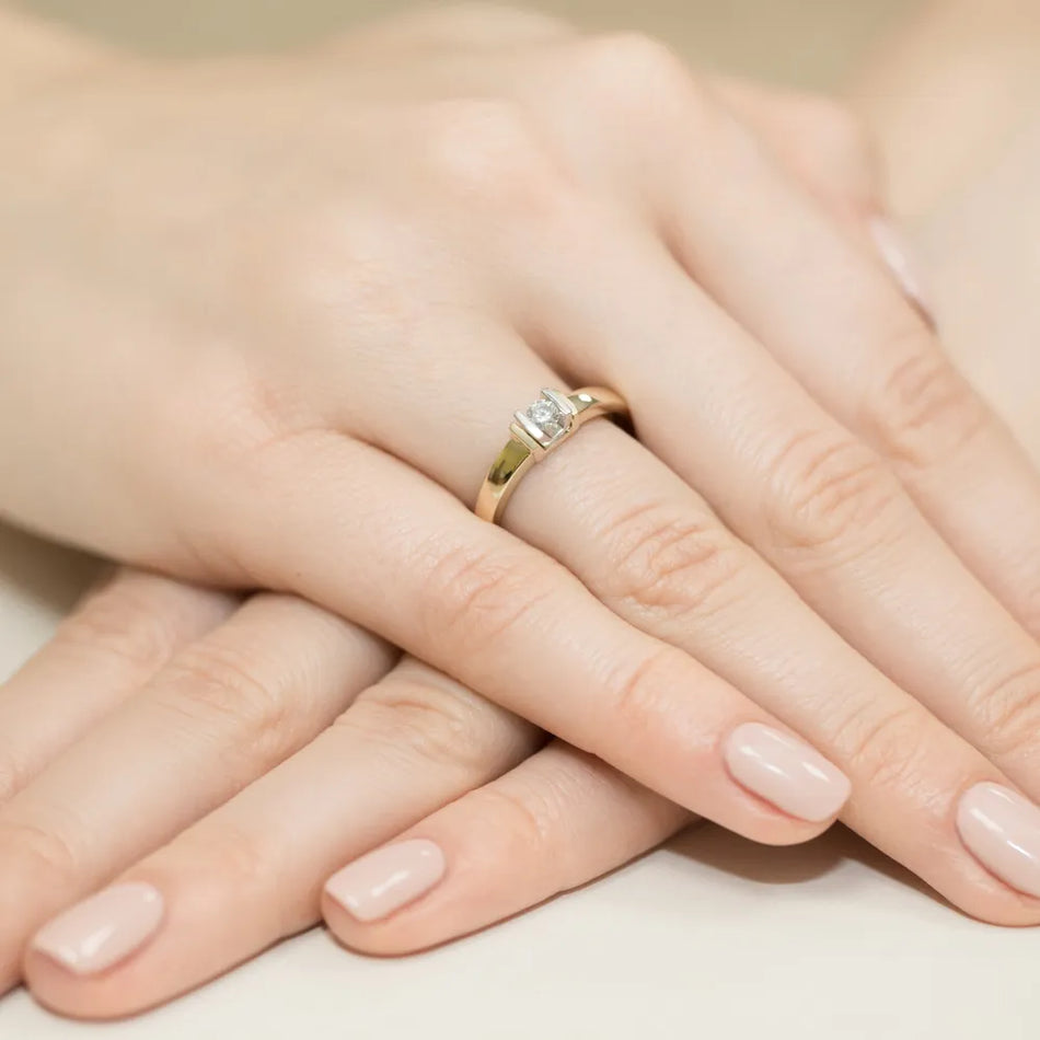 Zlatý prsteň s diamantom 0,10 ct