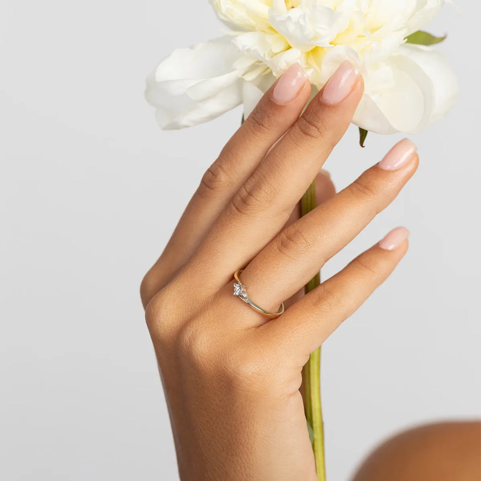 Zlatý prsteň s 0,10 ct a 0,017 ct laboratórnymi diamantmi