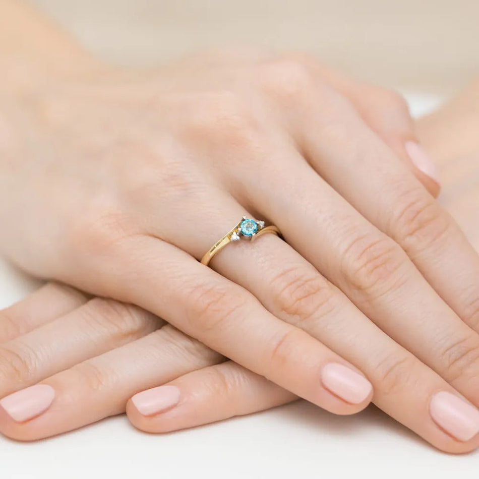 Gold Ring with 0.25ct Topaz and 0.029ct Diamonds