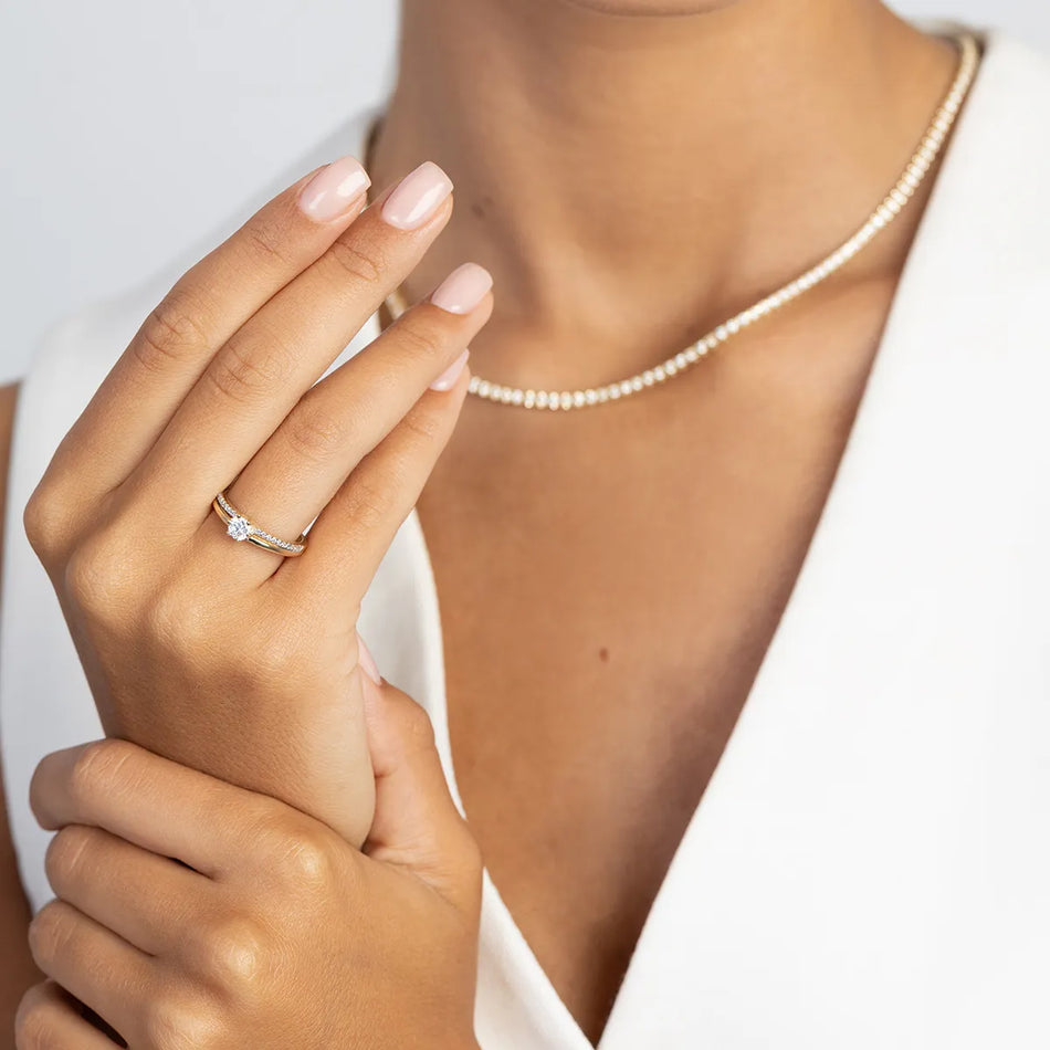 Zlatý prsteň s 0,30 ct a 0,10 ct laboratórnymi diamantmi