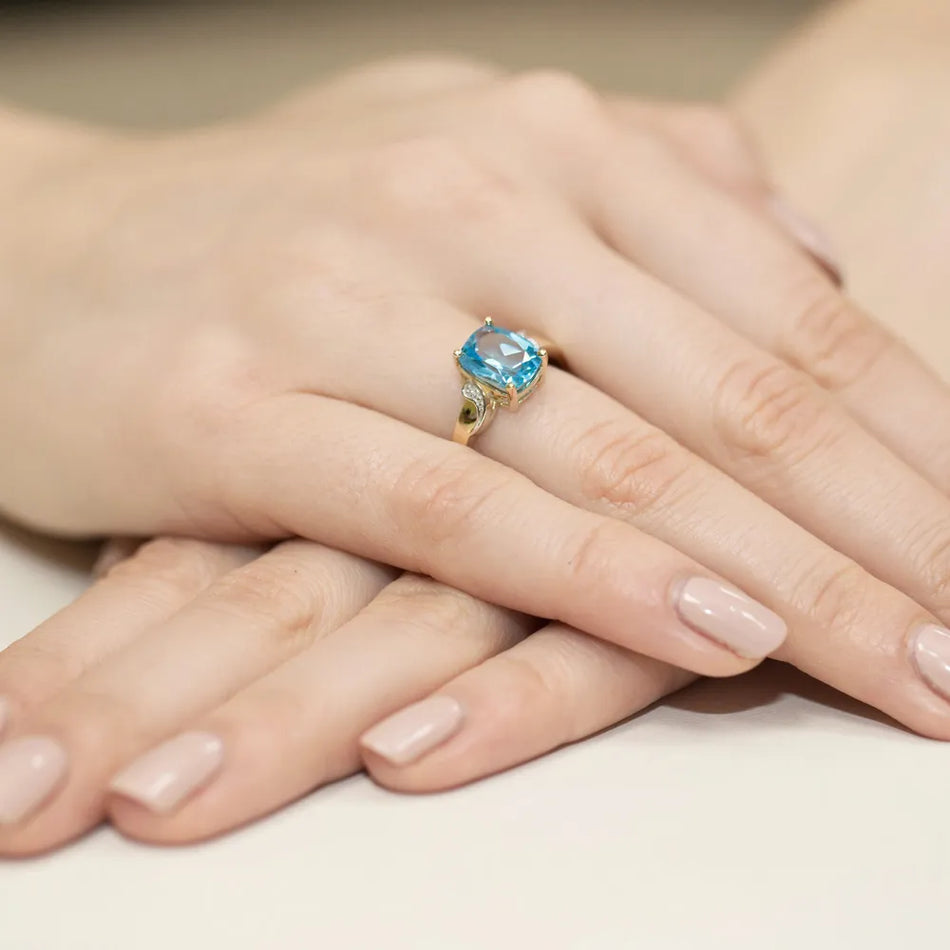 Zlatý prsteň s topásom 2,40 ct a diamantmi 0,01 ct