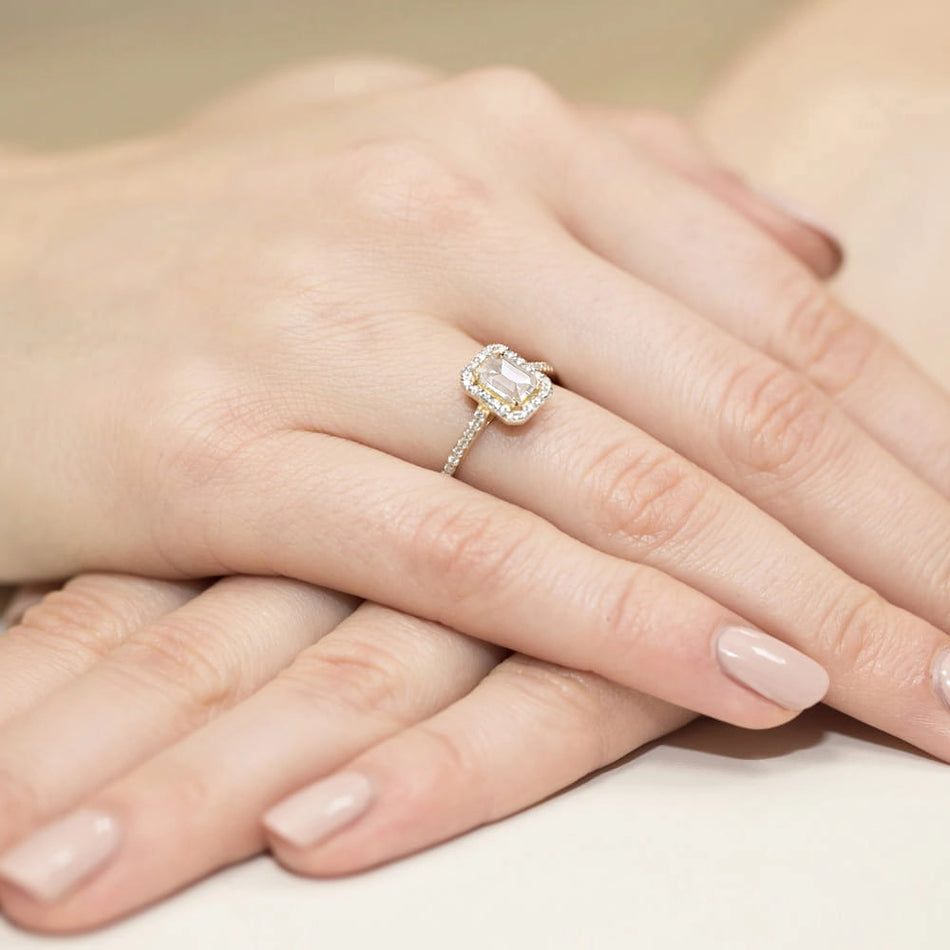 Zlatý prsteň s 0.60ct a 0.19ct laboratórnymi diamantmi