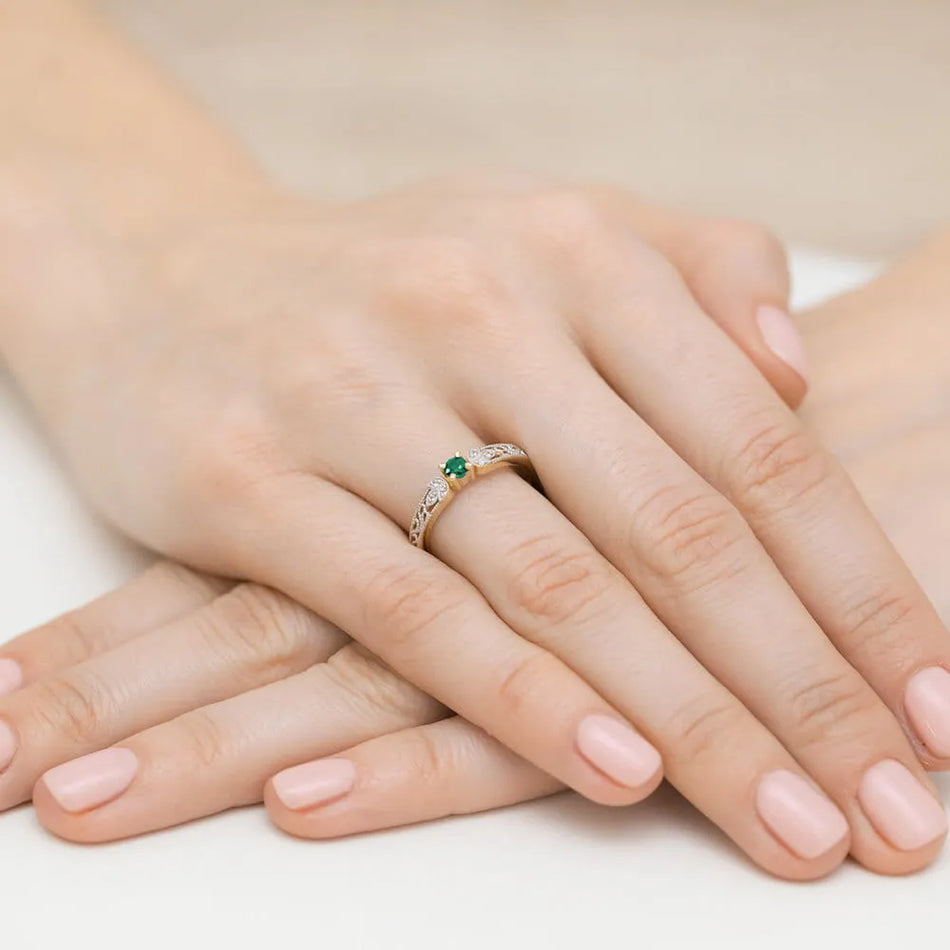 Zlatý prsteň s 0,15 ct smaragdom a 0,03 ct diamantmi