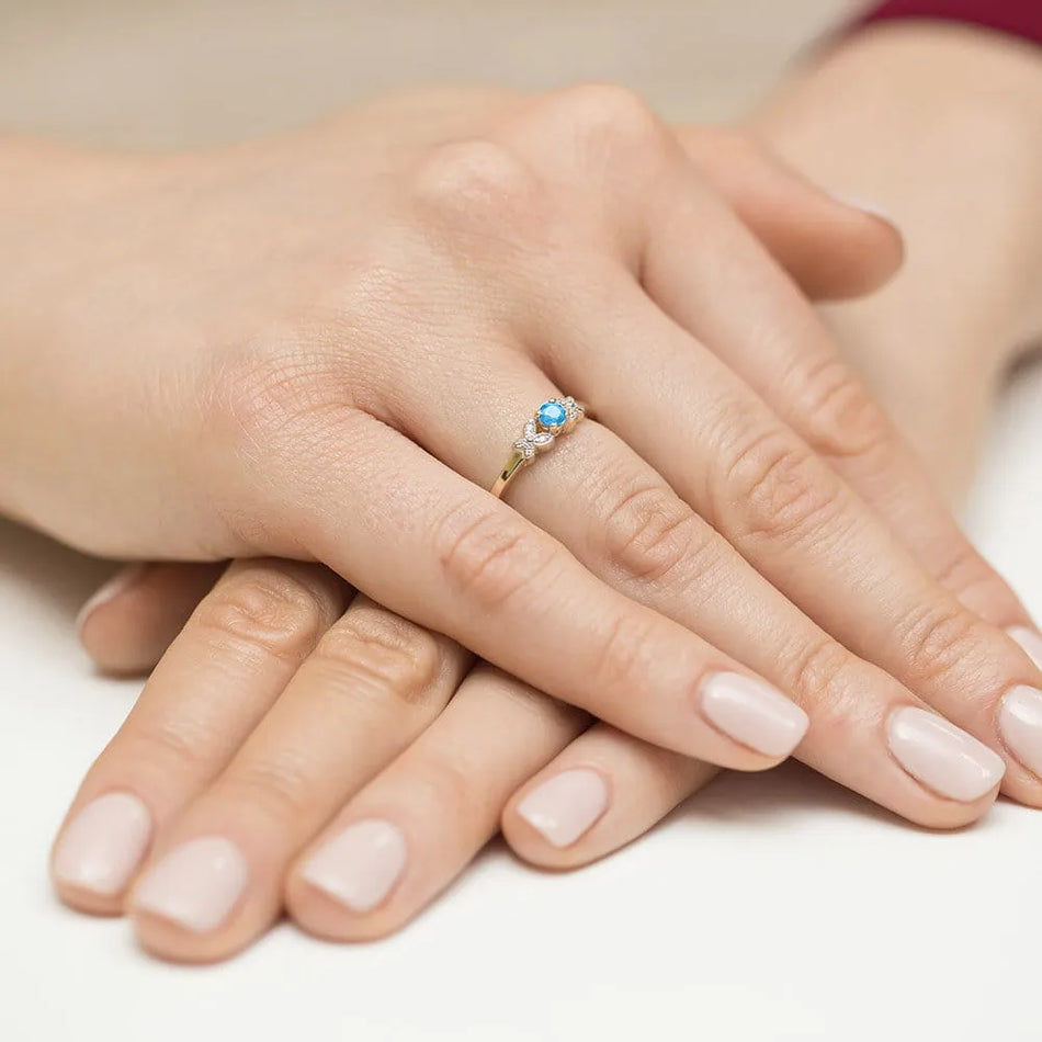 Zlatý prsteň s 0.15ct topásom a 0.02ct diamantmi