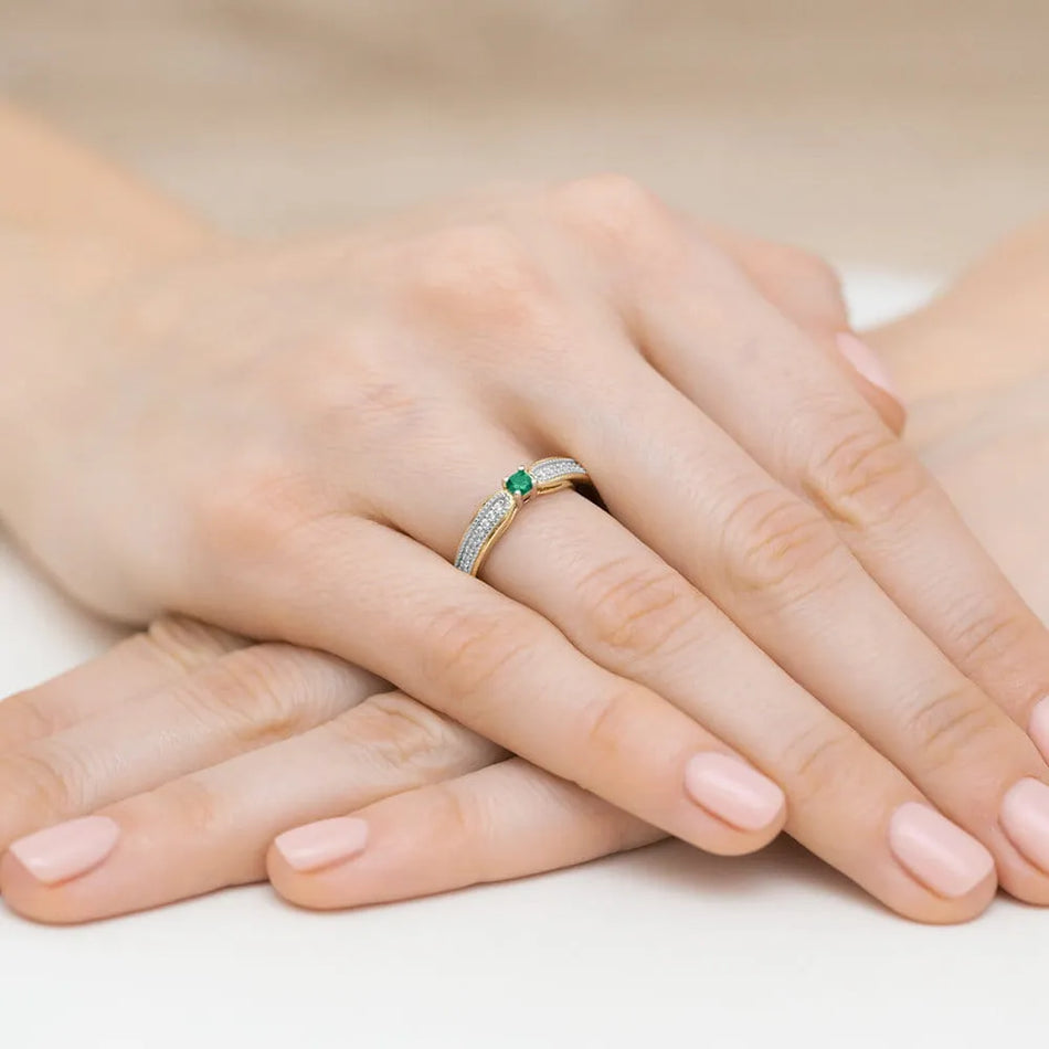 Gold Ring with 0.15ct Emerald and 0.09ct Diamonds