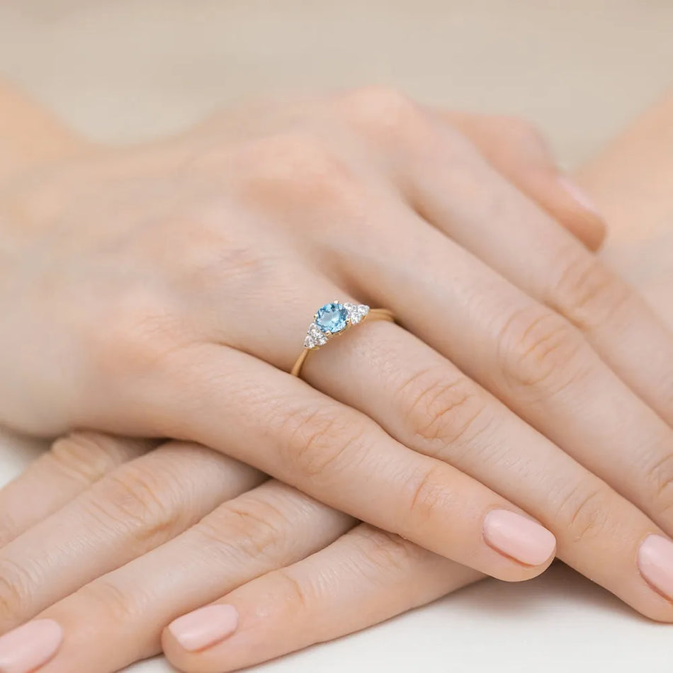 Zlatý prsteň s 0,50 ct topásom a 0,18 ct diamantmi