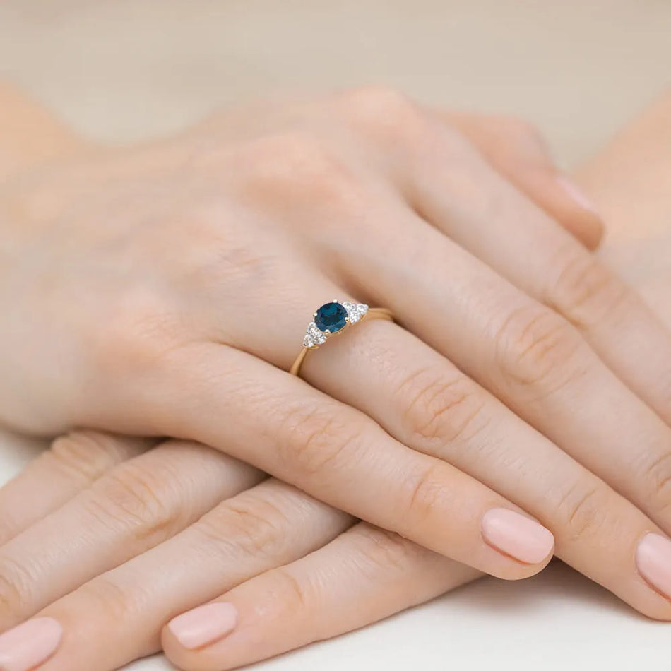 Zlatý prsteň s 0,50 ct topásom London Blue a 0,18 ct diamantmi