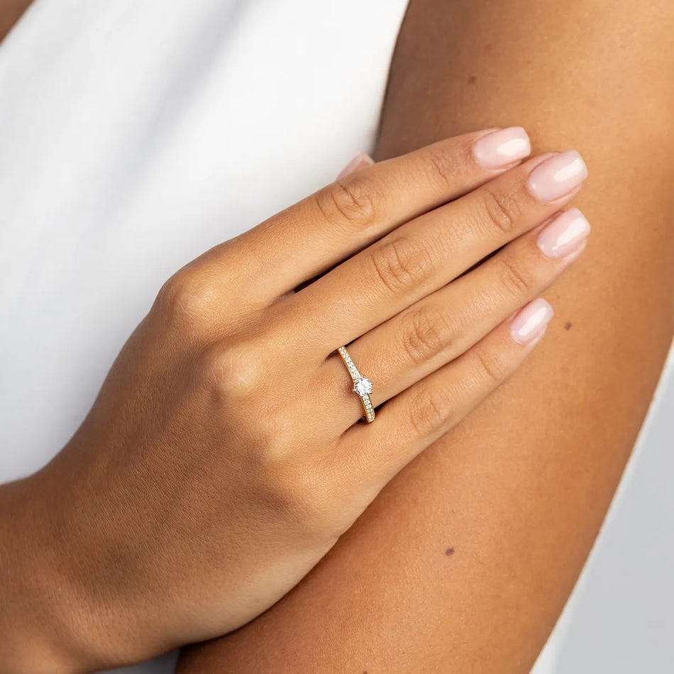 Zlatý prsteň s 0,25 ct a 0,12 ct laboratórnymi diamantmi