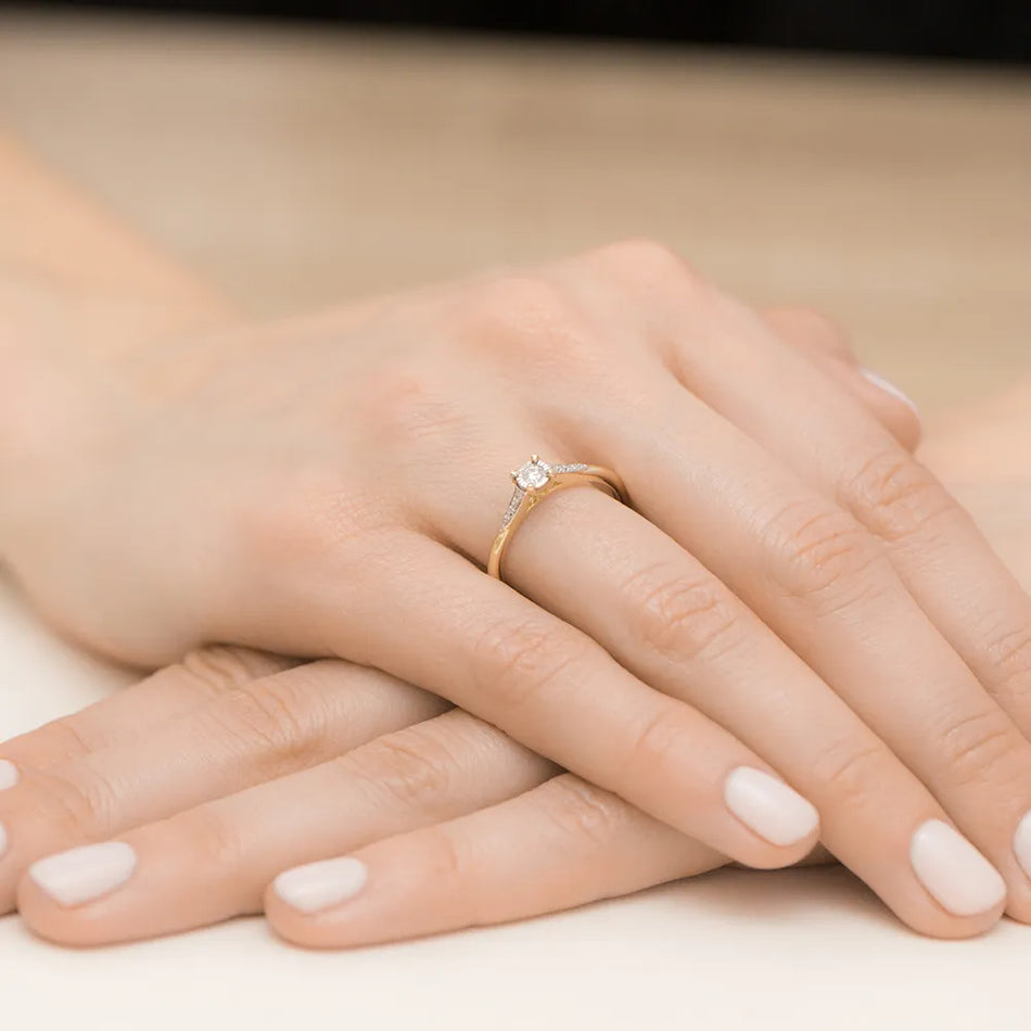 Zlatý prsteň s diamantmi 0,08 ct a 0,03 ct