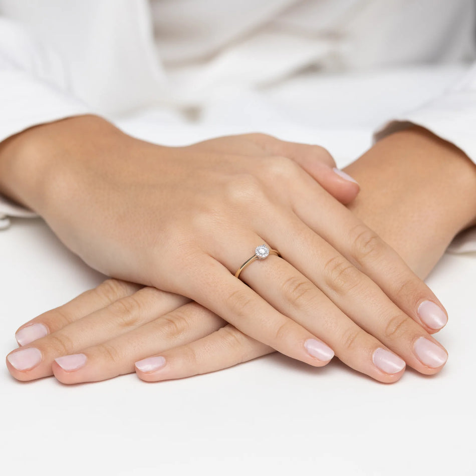 Zlatý prsteň s diamantom 0,10 ct a postrannými diamantmi 0,04 ct