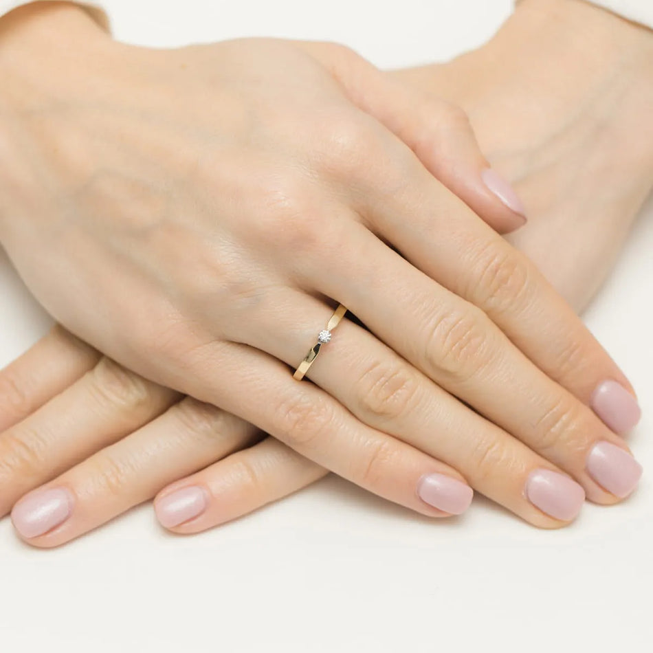 Zlatý prsteň s diamantom 0,04 ct