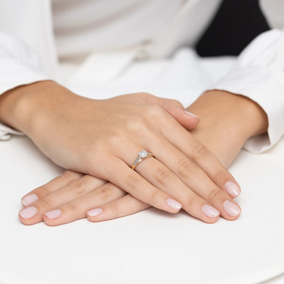 Zlatý prsteň s diamantom 0,08 ct a postrannými diamantmi 0,118 ct