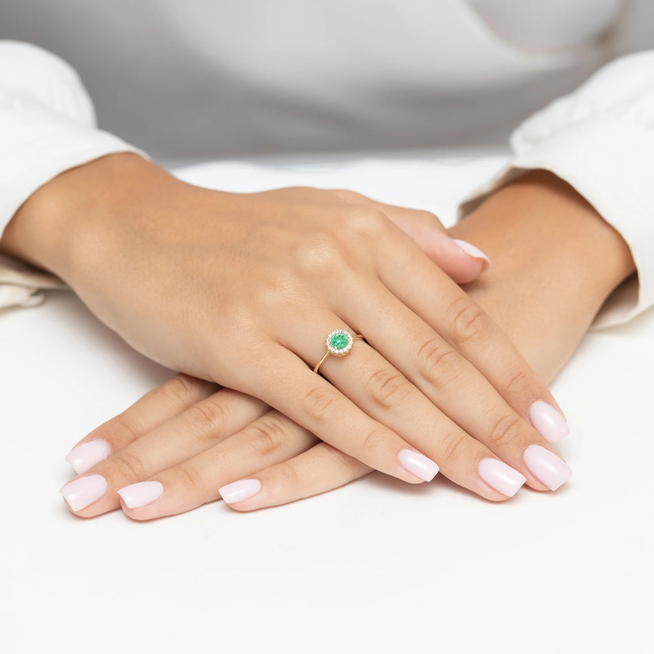 Gold ring with 0.50ct emerald and diamonds Flower