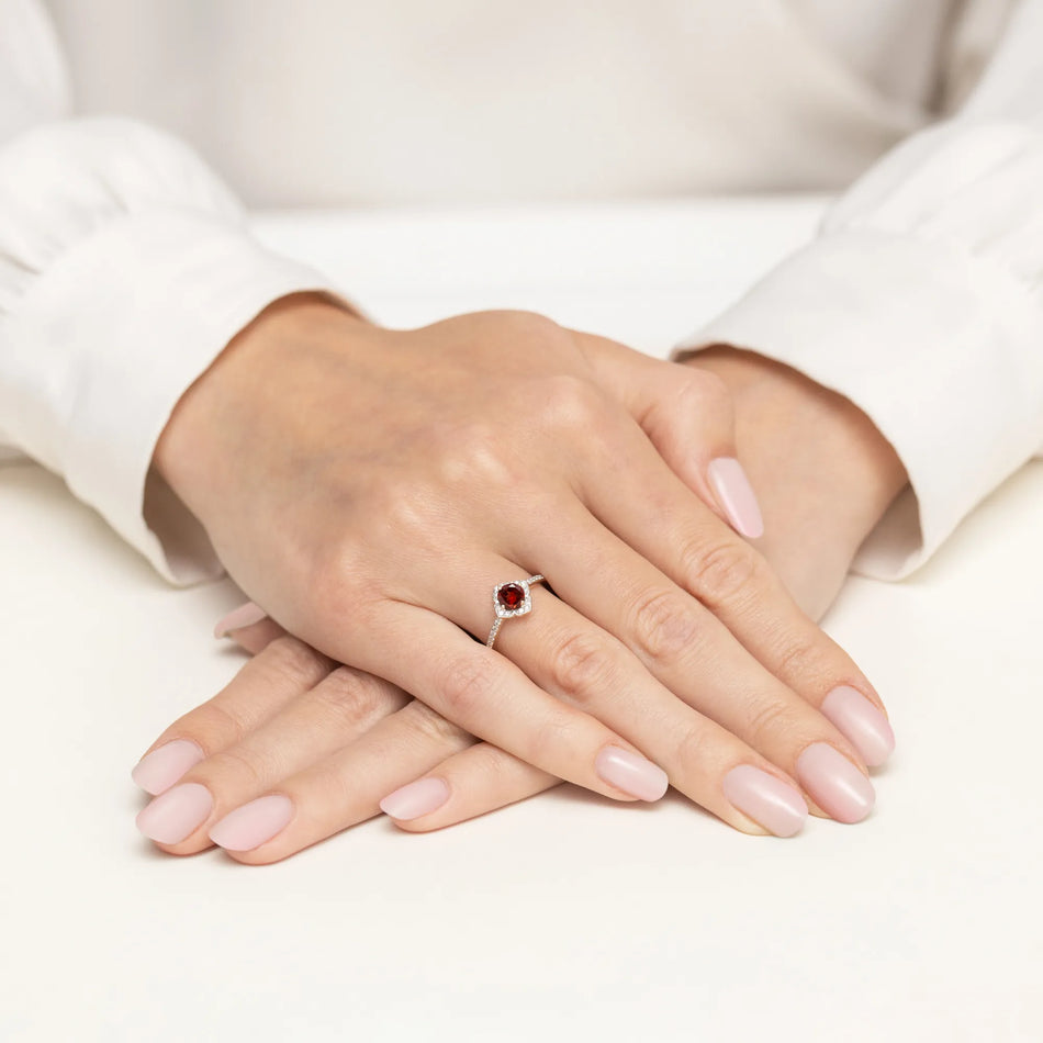 Zlatý prsteň Kvet s 0,60 ct granátom a diamantmi