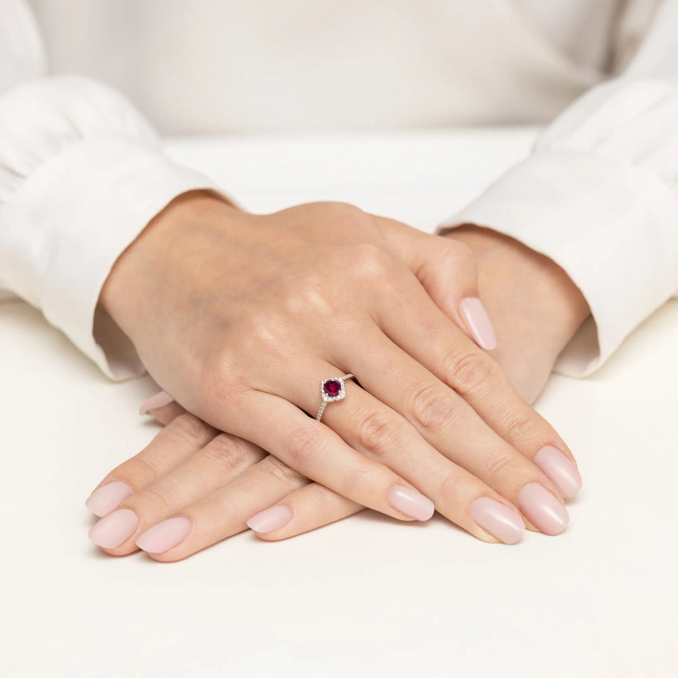 Zlatý prsteň Kvet s 0,60 ct rhodolitu a diamantmi