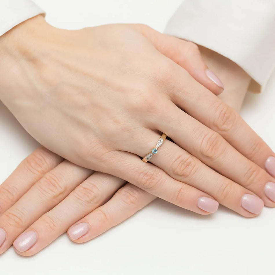 Zlatý prsteň s topásom 0,15 ct a diamantmi 0,06 ct