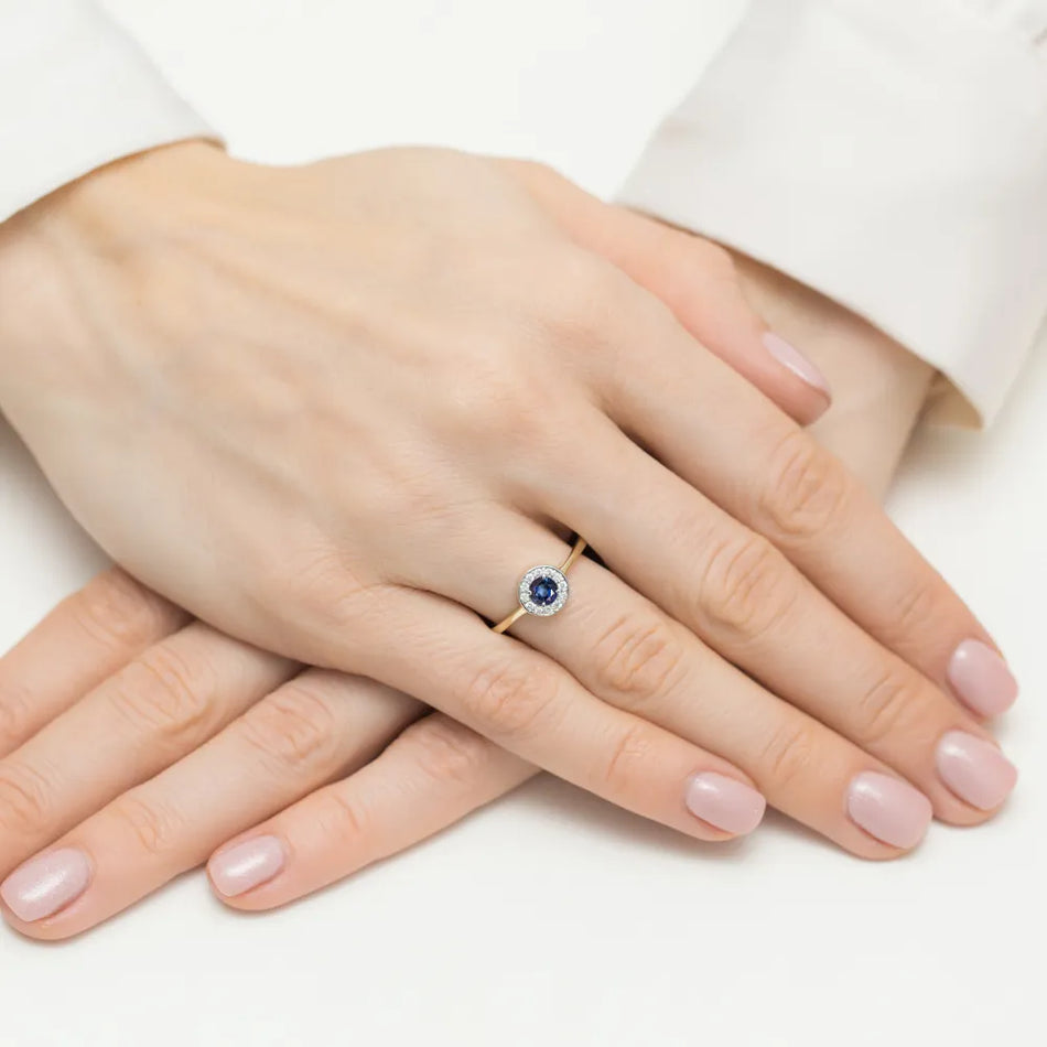 Gold Ring with 0.30ct Sapphire and 0.103ct Diamonds