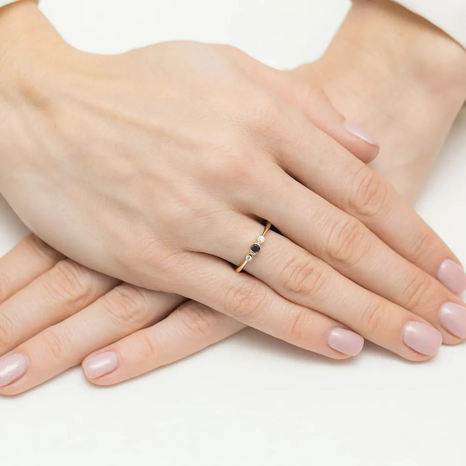 Zlatý prsteň s 0,12 ct čiernym diamantom a 0,06 ct diamantmi