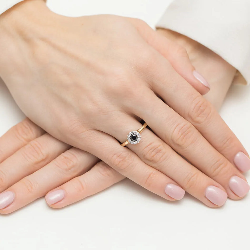 Zlatý prsteň s 0,50 ct čiernym diamantom a 0,103 ct diamantmi