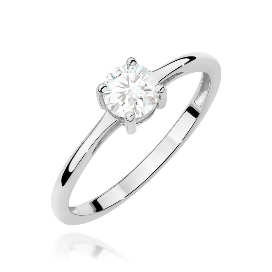 Zlatý prsteň s 0,60 ct bielym zafírom