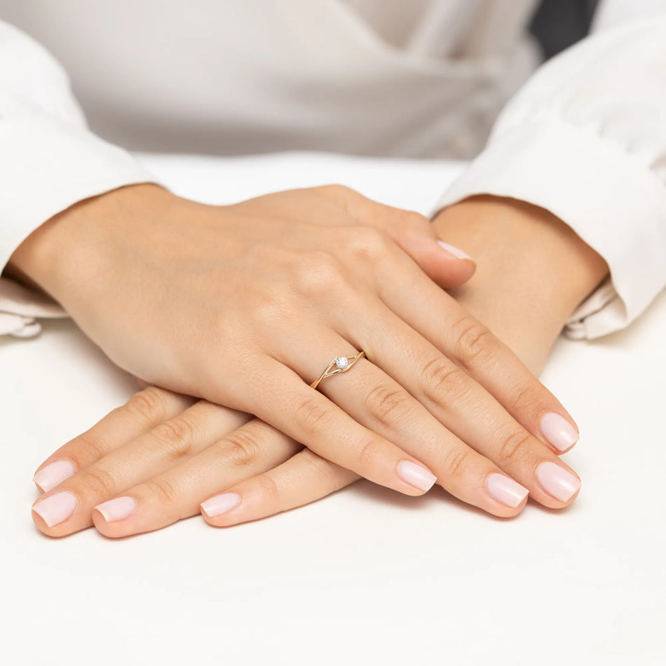 Zlatý prsteň s diamantom 0,10 ct