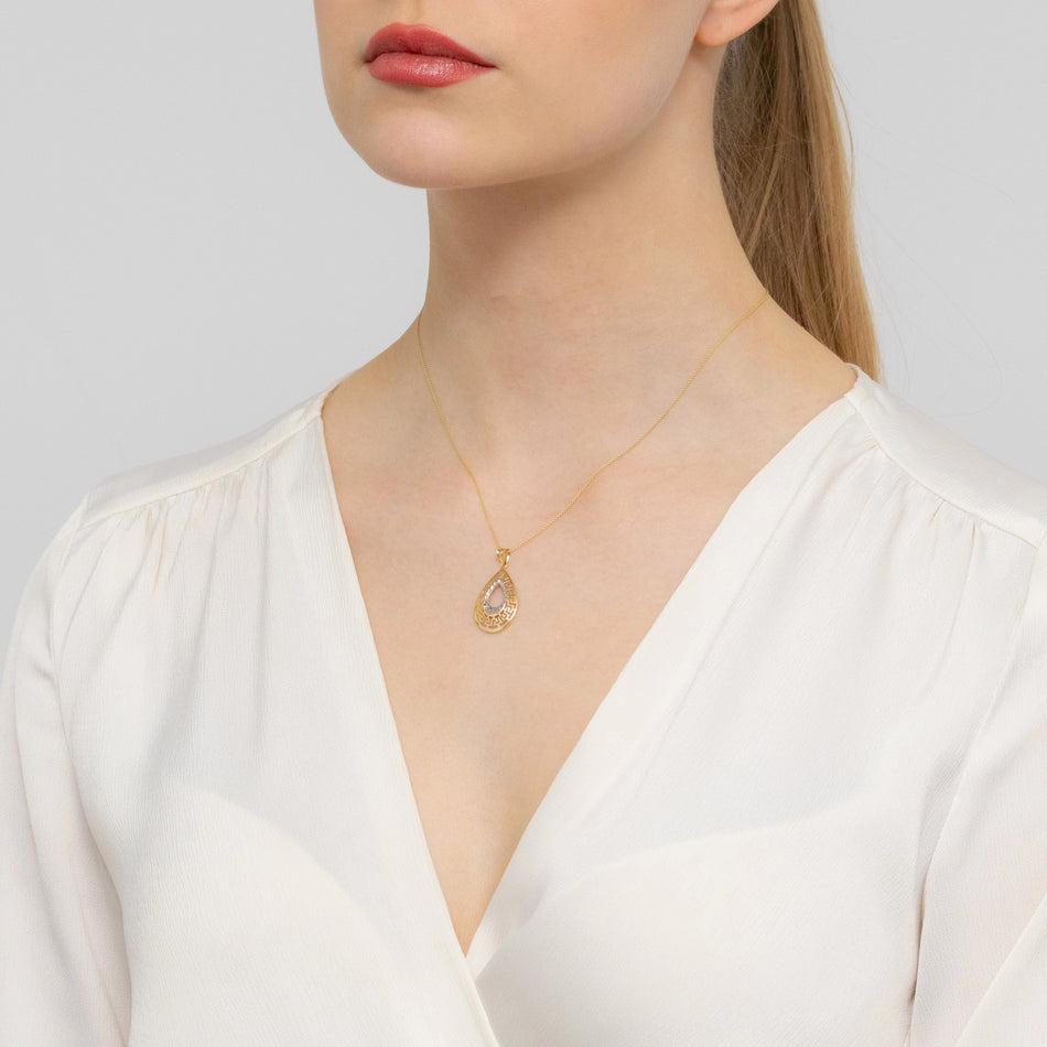 Dvojfarebný zlatý prívesok slza s gréckym vzorom