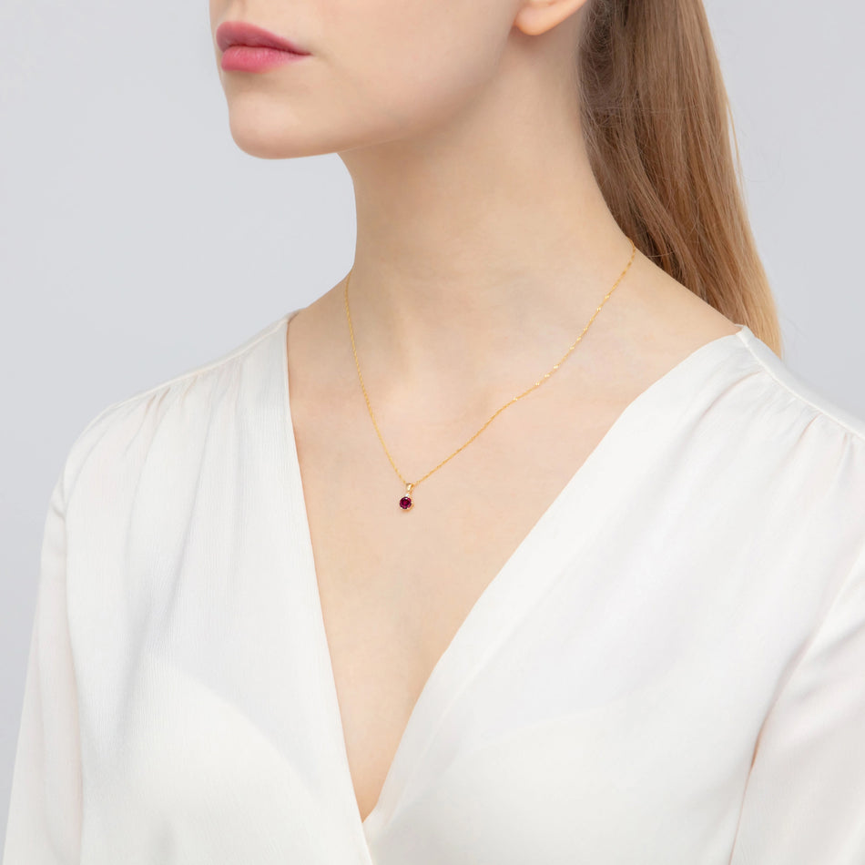 Zlatý prívesok s 0,60 ct rhodolitu a 0,015 ct diamantov