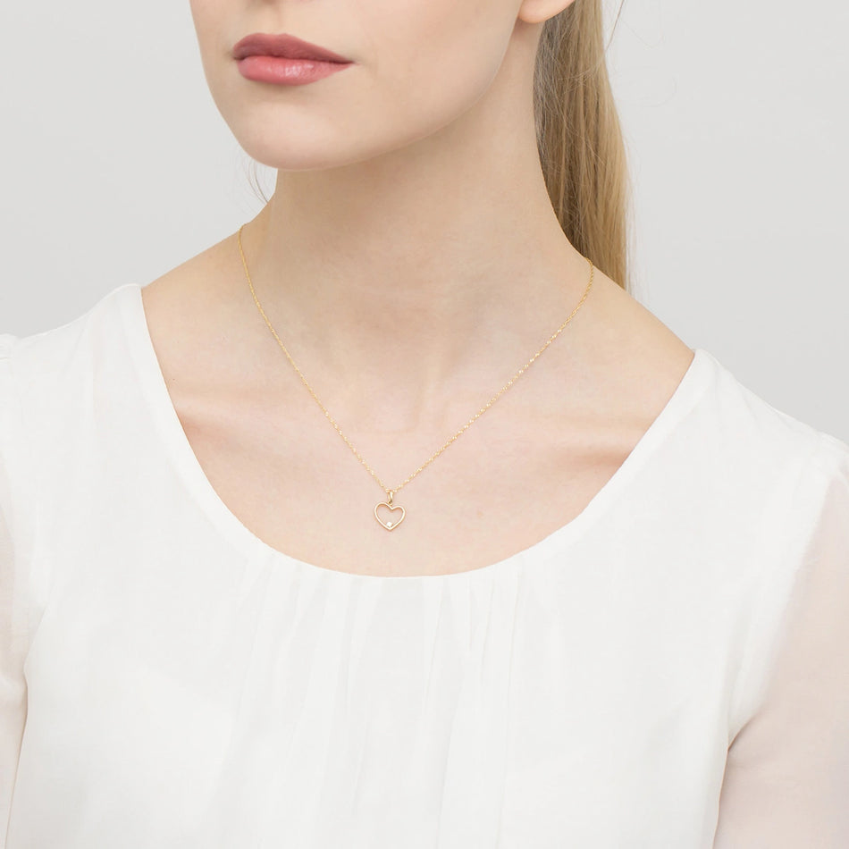 Zlatý prívesok so zirkónmi srdce