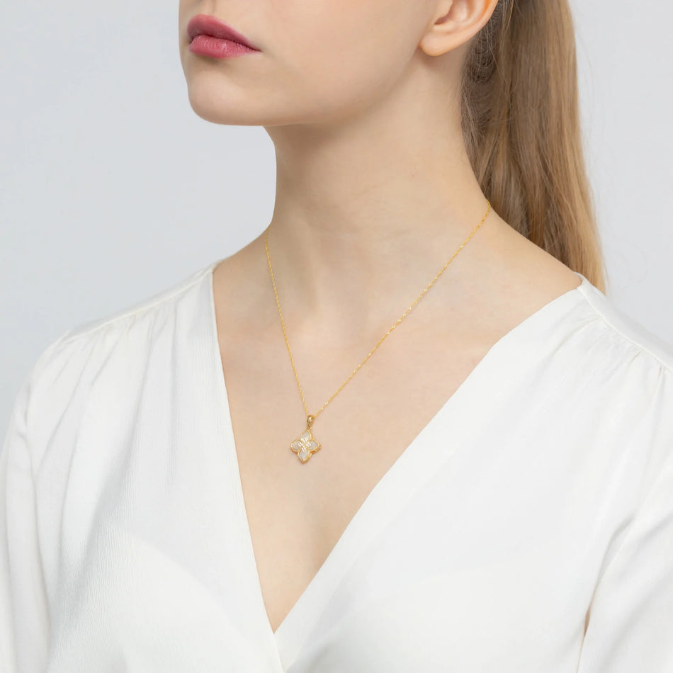 Zlatá súprava: prívesok s čiernym smaltovaným kvetom a zirkónmi