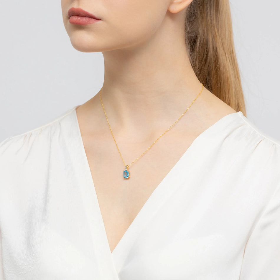 Gold Pendant with 2.40ct Topaz and 0.005ct Diamonds